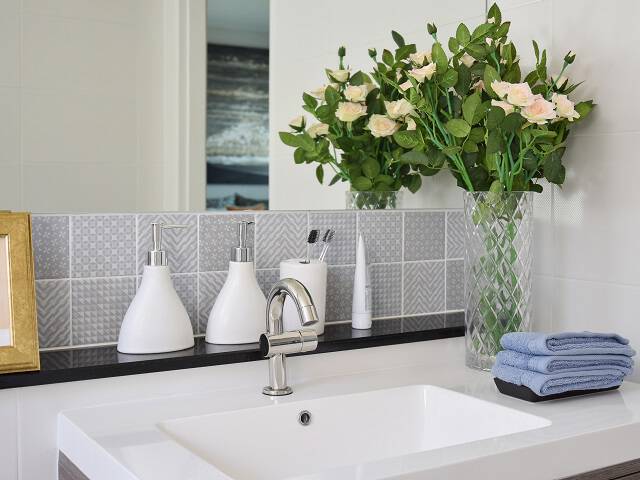 Dlaczego sztuczne kwiaty to idealne rozwiązanie do łazienki?